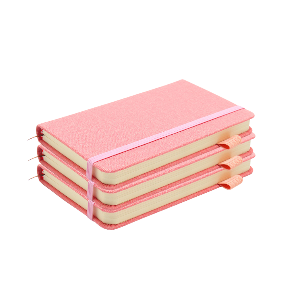 Tre rosa Elevkassan Klassiska Anteckningsböcker i A6-format är prydligt staplade. Varje bok har ett ljusrosa elastiskt band, matchande pennögla och gräddfärgade sidkanter. Bakgrunden är transparent.