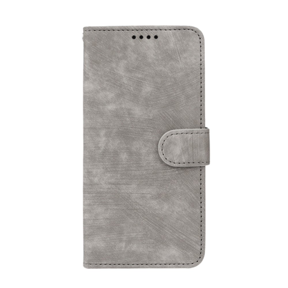 Elevkassan Apple iPhone Plånboksskal i grått har en texturerad finish, klaffstängning och synliga kantsömmar och visas stängd mot en vit bakgrund.