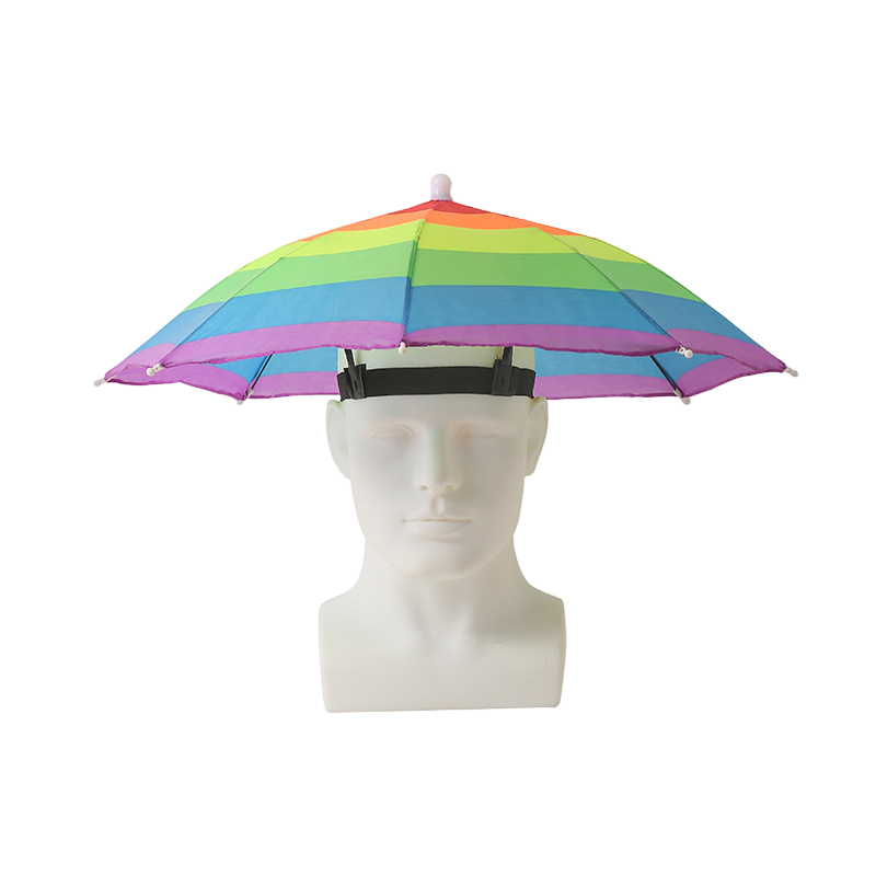 Ett mannekänghuvud modellerar Elevkassan Rolig Paraplyhatt, en regnbågsrandig paraplyhatt med färgglada paneler och hakrem för handsfree skydd mot sol och regn, isolerad mot en vit bakgrund.
