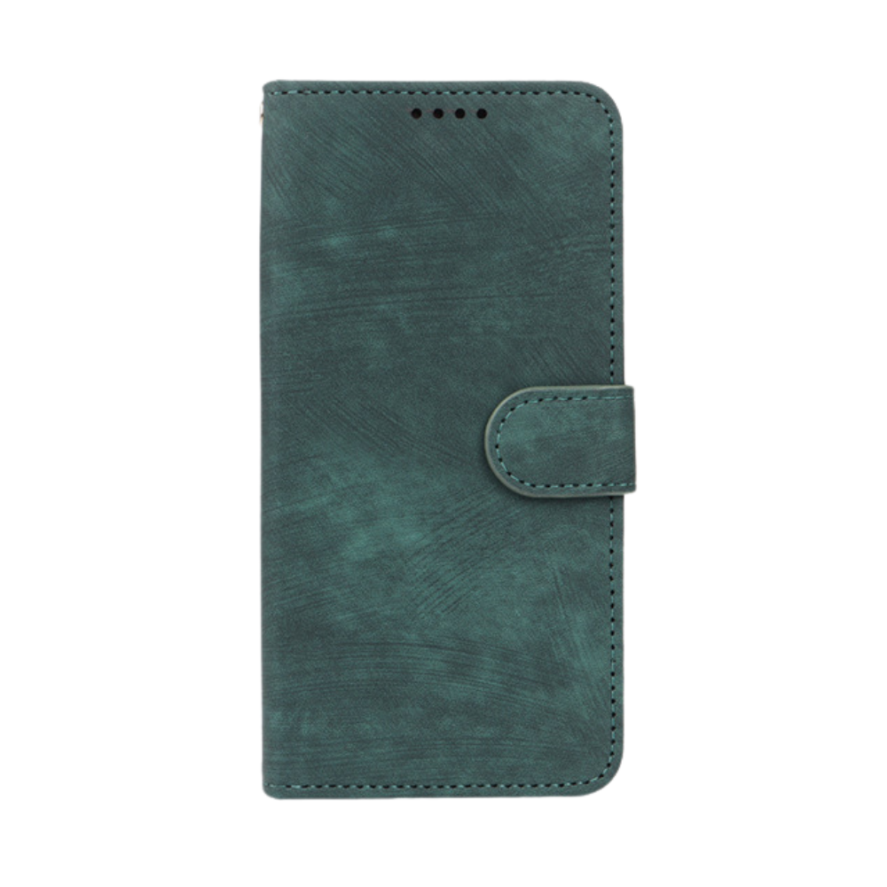 Elevkassan Apple iPhone Plånboksskal i grönt har en texturerad, sluten design med magnetlås på höger sida och visas med framsidan mot en vit bakgrund.