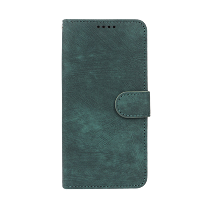 Elevkassan Apple iPhone Plånboksskal i grönt har en texturerad, sluten design med magnetlås på höger sida och visas med framsidan mot en vit bakgrund.