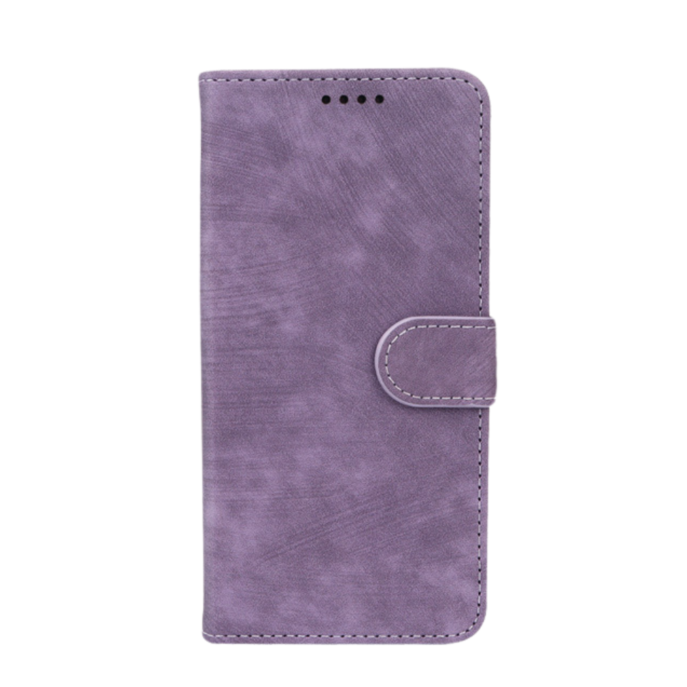 Elevkassan Apple iPhone Plånboksskal i lila har en texturerad yta och en säker magnetlåsförsedd flik som visas stängd mot en vit bakgrund.