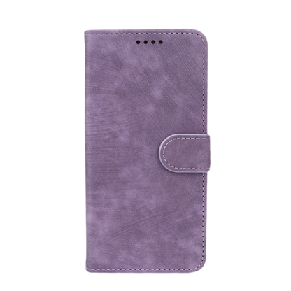 Elevkassan Apple iPhone Plånboksskal i lila har en texturerad yta och en säker magnetlåsförsedd flik som visas stängd mot en vit bakgrund.
