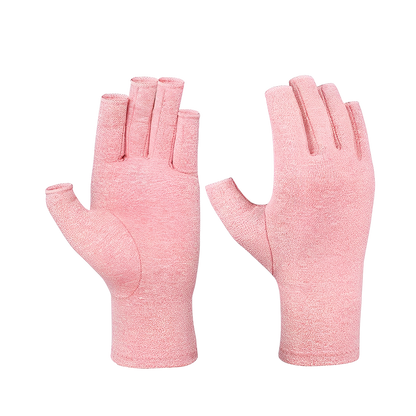 Ett par Elevkassan Kompressionshandskar i rosa, stående med handflatorna framåt och bakåt mot en svart bakgrund, utformade för att ge stöd åt händerna och lindra smärta.
