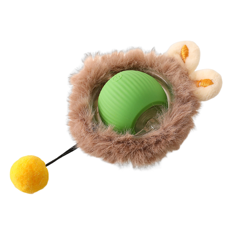 Elevkassan Självrullande Kattleksak med Päls & Boll är en grön, självrullande boll som delvis är innesluten i en brun pälsring med tygöron och gul pompom - en perfekt interaktiv kattleksak.