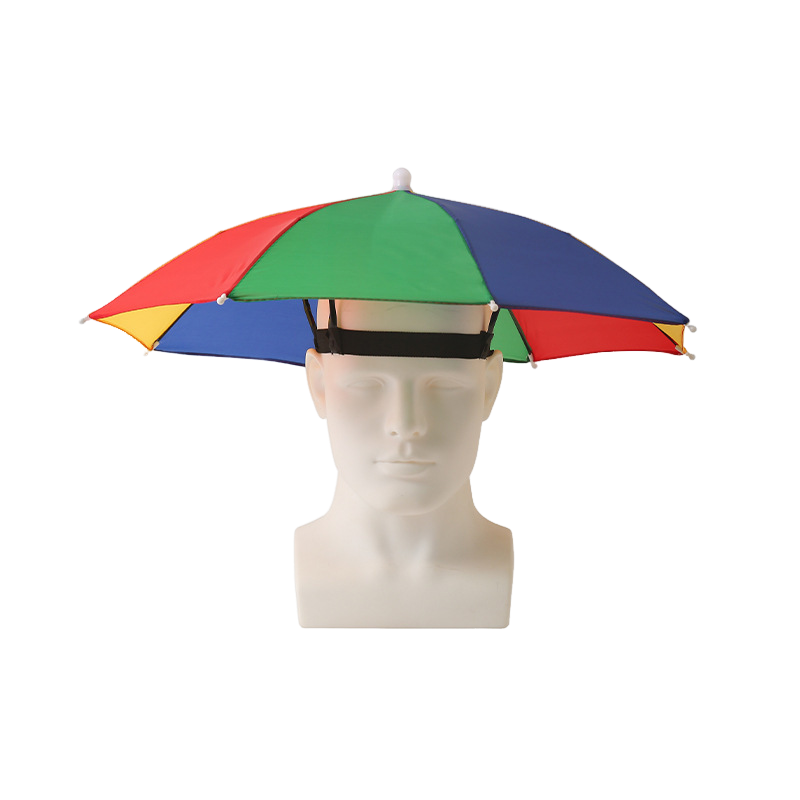 Ett mannekänghuvud modellerar Elevkassan Rolig Paraplyhatt, en färgglad paraplyhatt med röda, gröna, blå och gula paneler, som ger handsfree sol- och regnskydd och fästs med svarta remmar.