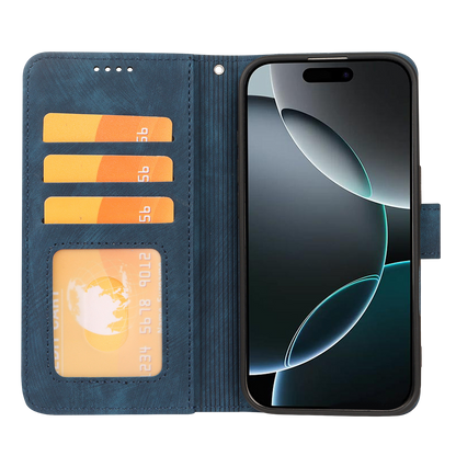 En Apple iPhone i Elevkassan Plånboksskal - Blå med magnetlås, håller tre orange kort och ett ID-kort i fack på vänster sida. Skärmen visar en abstrakt mörk bakgrund.