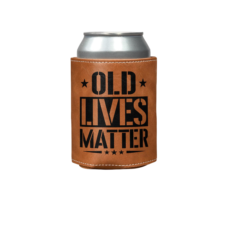 En silverfärgad läskburk i en Roliga Dryckeskylarhållare i brunt läder från Elevkassan, med fet svart text "OLD LIVES MATTER" och tre svarta stjärnor - en rolig present för alla tillfällen.