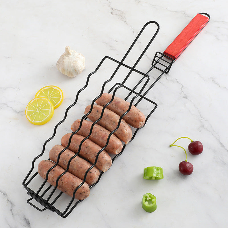 Sex korvar ligger i Elevkassan Grillbur för Korv, en metallkorg med rött handtag på marmor, redo för korvgrillning. Vitlök, citronskivor, körsbär och grönpepparbitar ger smak i närheten.