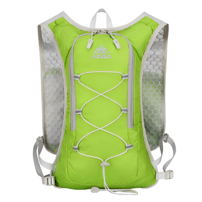 Elevkassan Löparryggsäck med 500 ml Vattenflaska är en ljusgrön ultralätt löparryggsäck med vita remmar, sidor i mesh och en bungee-snodd på framsidan - perfekt för vattenflaskan. AZELA-logotypen visas nära toppen.
