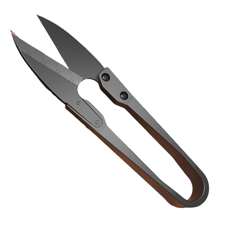 Elevkassan Trädgårdssax i Stål är en trådklippare i svart metall med vassa, spetsiga rostfritt stål-blad och ett öppet handtag, perfekt för att klippa trådar vid sömnad eller broderi.