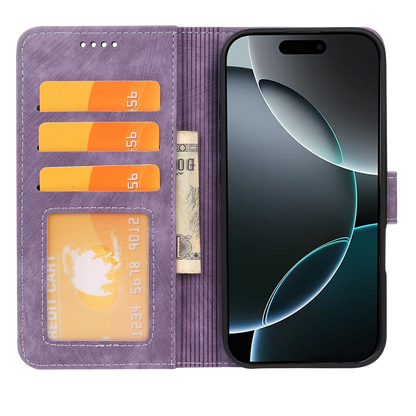 The Elevkassan Apple iPhone Plånboksskal - Lila håller tre orange kort, ett kreditkort och en hoprullad dollarsedel bredvid en iPhone med svart och blå abstrakt bakgrundsbild.