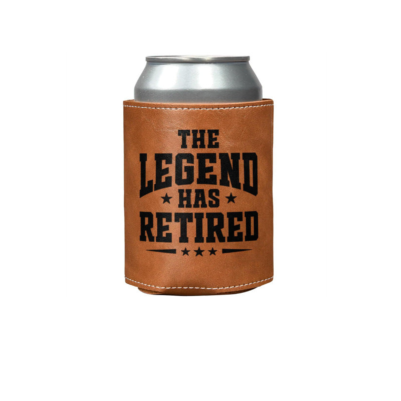 En Roliga Dryckeskylarhållare från Elevkassan - en silverfärgad burkhållare med ett brunt läderfodral och en fet svart text "THE LEGEND HAS RETIRED" - visas på en vit bakgrund, vilket gör den till en perfekt rolig present.