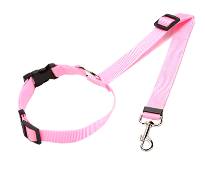 Elevkassan Bilbälte för Hund är ett rosa justerbart halsband och koppel för husdjur med svarta plastspännen och en silverfärgad metallklämma, perfekt för säkerhet hund i bilen, visas på en vit bakgrund.