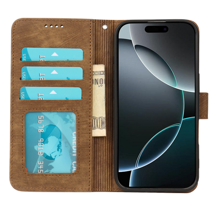 Elevkassan Apple iPhone Plånboksskal - Brun har ett magnetlås som öppnas för att visa en smartphone till höger och, till vänster, fack för tre kort, ett delvis synligt kreditkort och en vikt amerikansk hundradollarsedel.